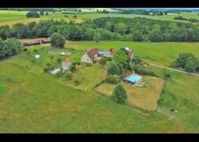 Ancienne ferme rénovée avec piscine, un gîte, boxes pour chevaux, sur 12 Hectares proche de Loches